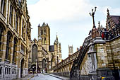 Gent - Ponte di San Michele con la chiesa di San Nicola e il campanile della cattedrale sullo sfondo. 